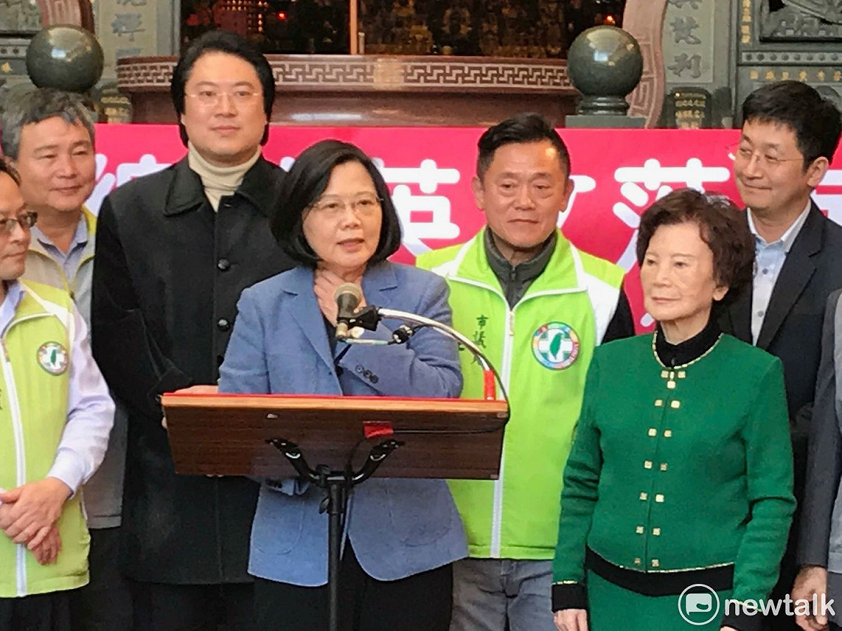 總統蔡英文（左3）致詞時，大讚基隆市長林右昌（左2）、基隆市立委蔡適應（右1），讓基隆更年輕了。 圖：周煊惠 / 攝