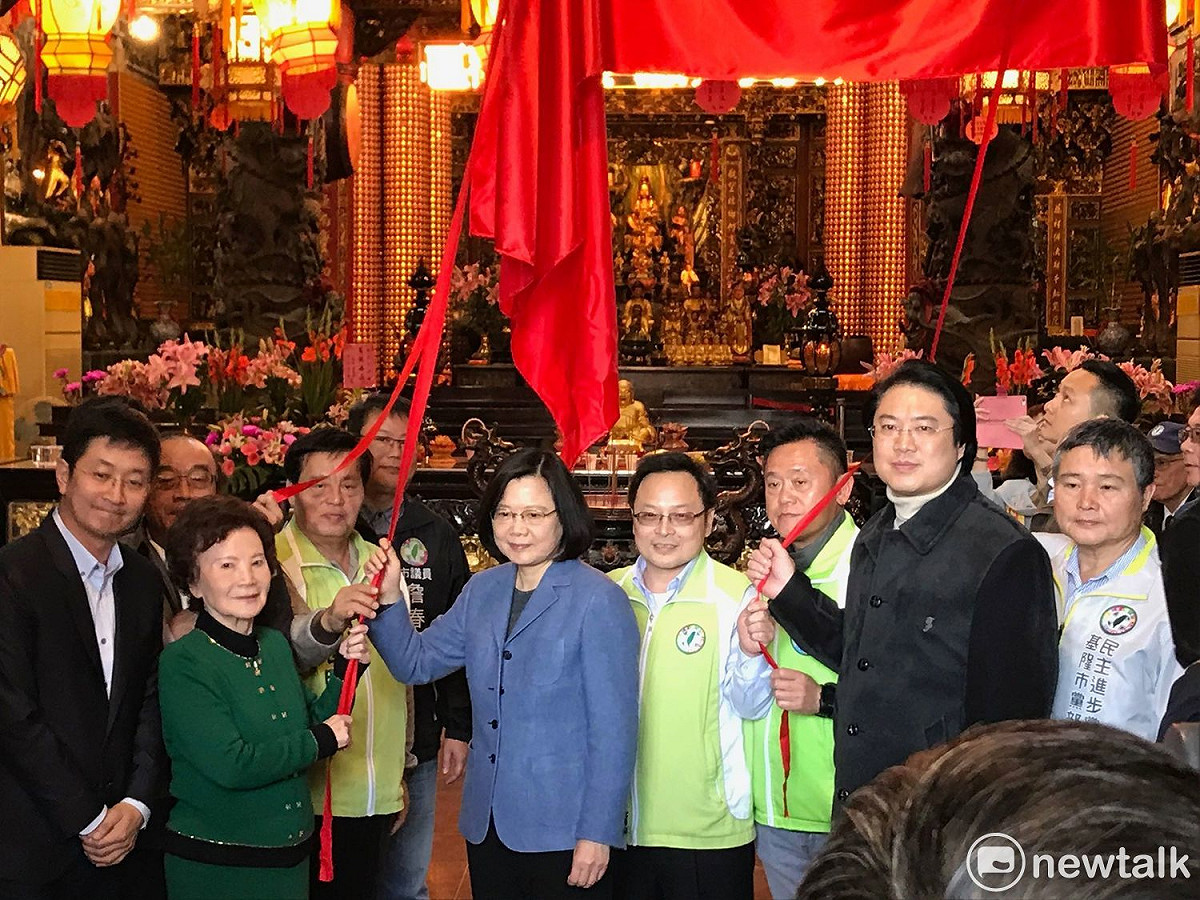 蔡總統今日下午出席基隆慈雲寺揭匾儀式。 圖：周煊惠 / 攝