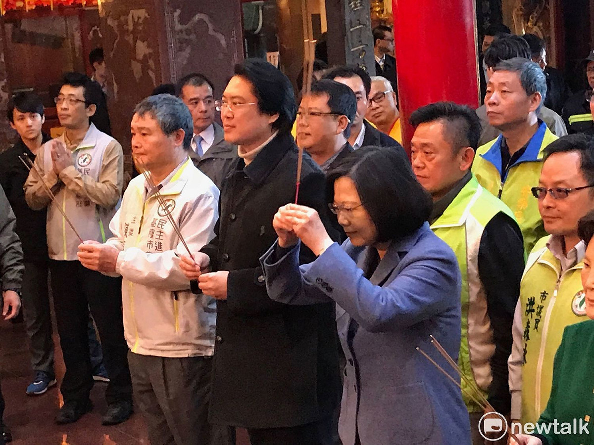 總統蔡英文與市長林右昌帶領民進黨立委、市議員、黨部主委等人上香參拜。 圖：周煊惠 / 攝