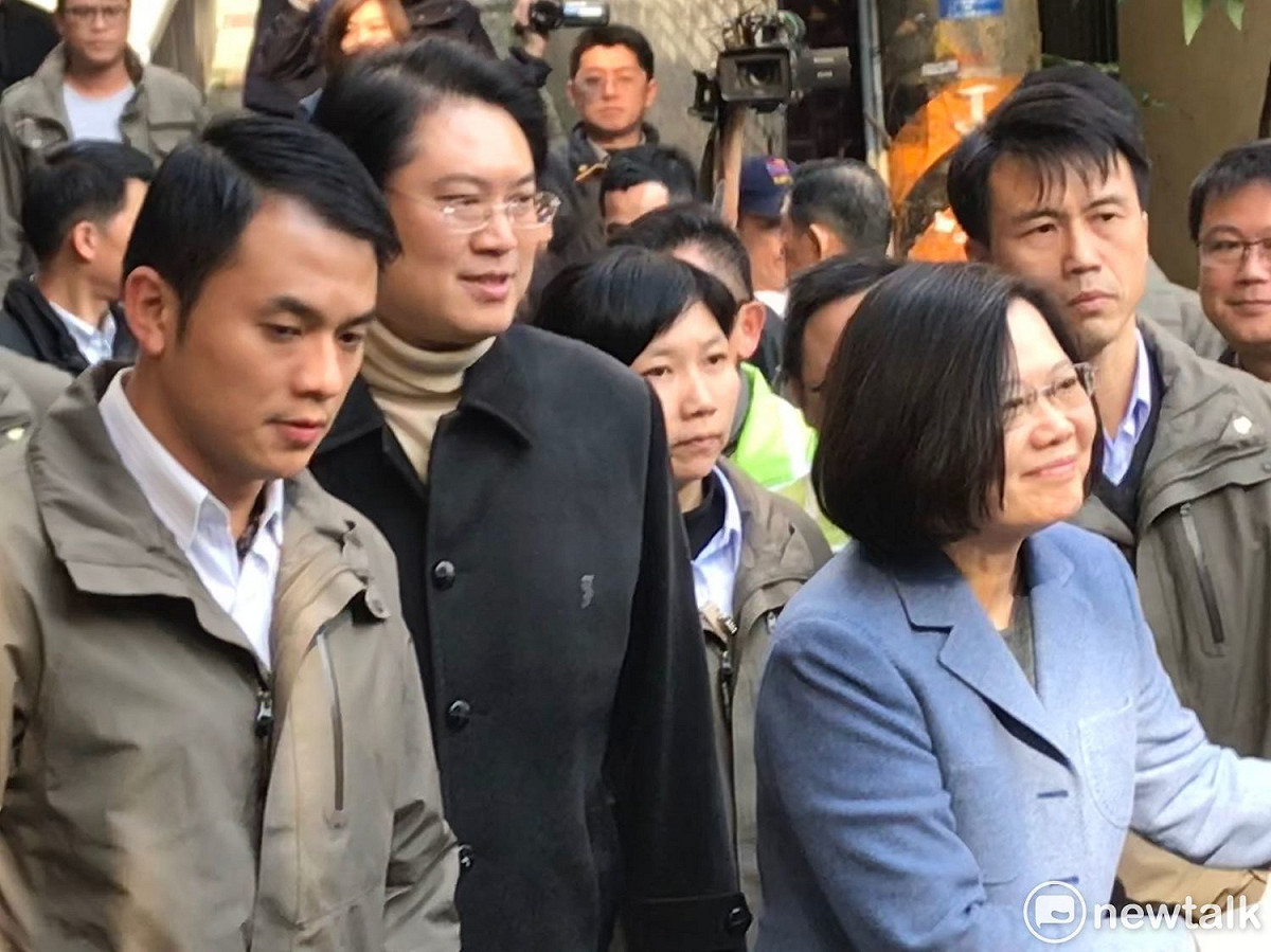 蔡英文與小英之友會民眾握手。 圖：周煊惠 / 攝