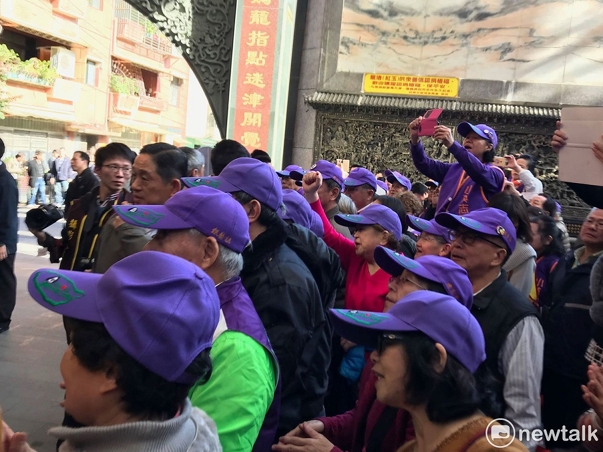 多位小英之友會民眾搶拍蔡英文。 圖：周煊惠 / 攝