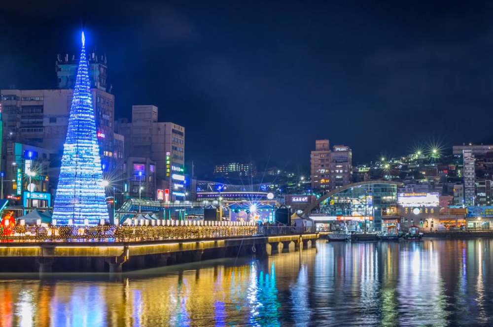 基隆市政府今年與市民一起收集了7千個廢棄寶特瓶，創作出高17米的環保耶誕樹。 圖：基隆市政府/提供