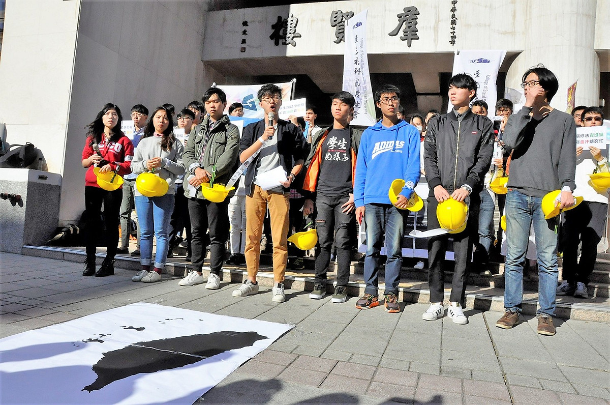 台大、政大、清華、台師大、台北大學等校學生會在立法院群賢樓門口召開記者會呼籲，12/23大學生要站出來！ 圖:陳香蘭／攝