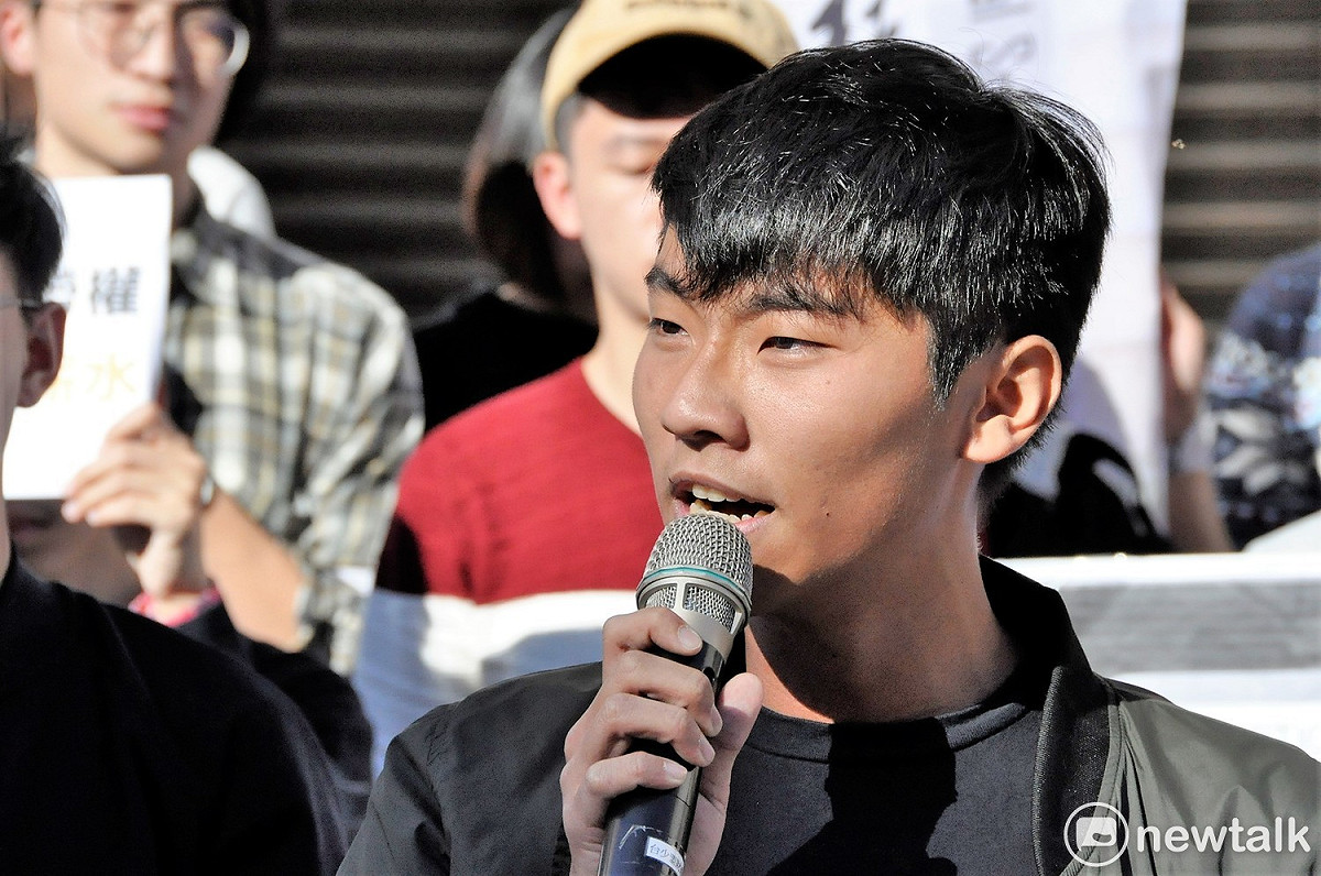 台北大學學生會學權部長林義翔，是一位打工族。他說，勞基法改惡後，將面臨每天睡不到八小時，一個禮拜休息不到一天的過勞生活。 圖:陳香蘭／攝