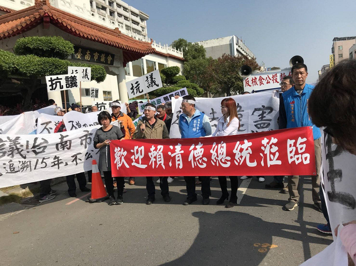 國民黨籍台南市議員蔡育輝率眾在百公尺外拉反諷紅布條「歡迎賴清德『總統』蒞臨」。 圖：取自台南市議員蔡育輝臉書