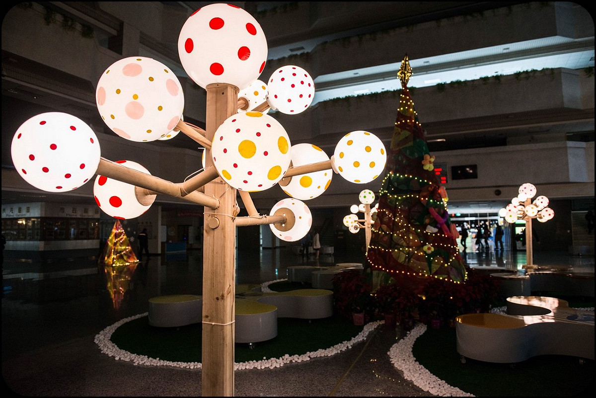 為迎接歲末聖誕與新年一系列佳節，高雄市政府秘書處邀請裝置及聲音專長年輕藝術家，突破一般耶誕樹平面性的表現方式，以藝術創作手法、融合既有公共藝術，在四維行政中心中庭營造出色彩活潑、觸感輕柔、感應樂音的耶誕園區 圖：高市府秘書處／提供
