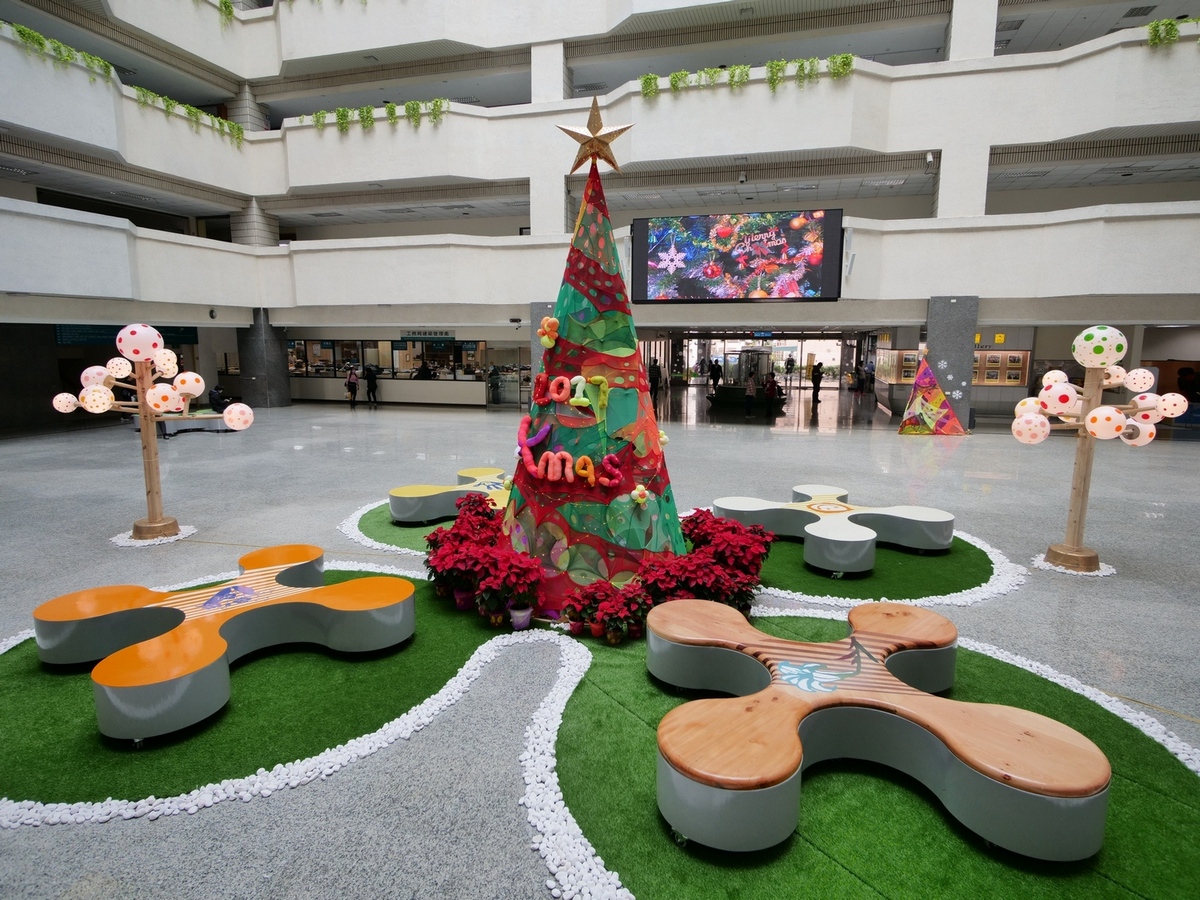 下周一(12月25日)中午12時，秘書處也說，將邀來小天使、聖誕寶寶及小雪人們以一系列的聖誕歌聲、分送聖誕糖果，為耶誕節帶來溫馨高潮，邀請市民朋友一同前來參與，感受歡愉耶誕佳節氣氛。 圖：高市府秘書處／提供