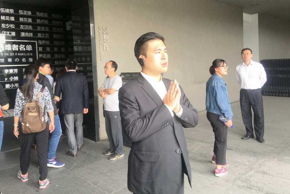 內行看門道，外行看熱鬧，各行各業皆如此，王炳忠事件也不能例外。2017年12月19日清晨，台北地檢署與調查局偵辦共諜案，針對新黨發言人王炳忠，以及青年軍侯漢廷、林明正、陳斯俊等人發動搜索，並以證人身分約談，且已備好抗傳即拘的拘票。 圖：取自王炳忠臉書