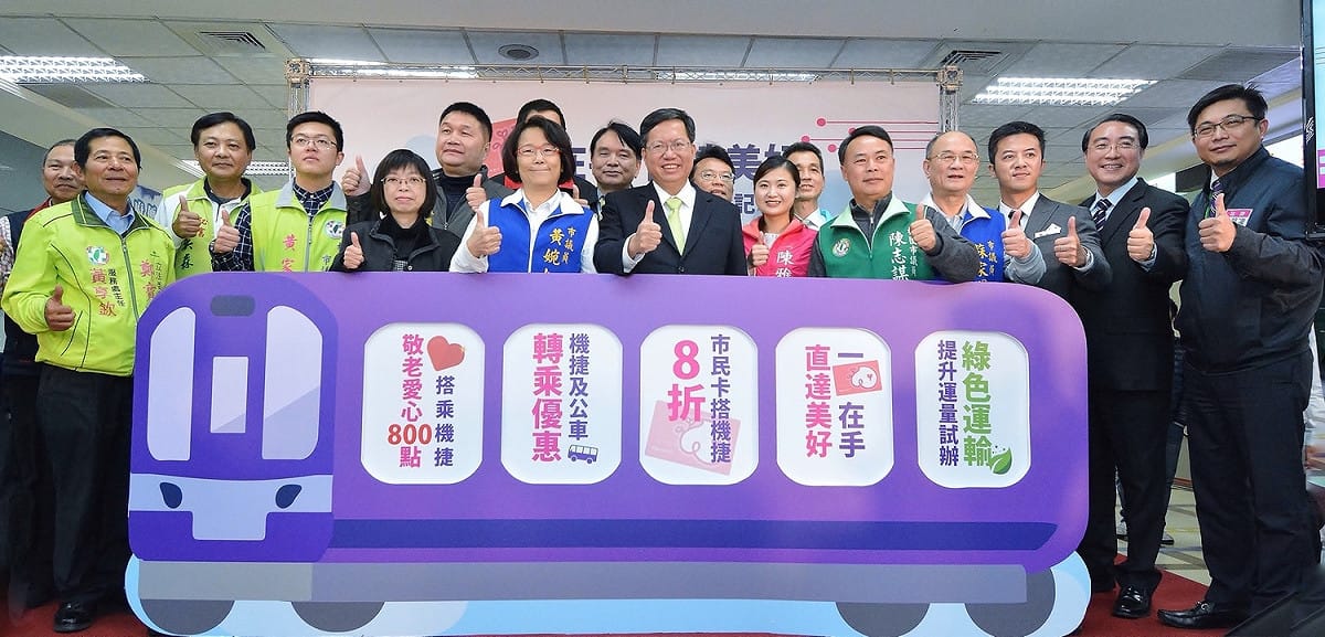 鄭文燦表示，機捷在今年3月2日正式通車，具備「機場聯外」、「北桃通勤」及「假日旅遊」三大功能，平日平均運量約5.5萬人次，假日則約為6.1萬人次，營運至今累計運量達1,644萬人次，準點率也高達99.95%，相較北捷、高捷的單線運量，表現優異。 圖：桃園市政府／提供