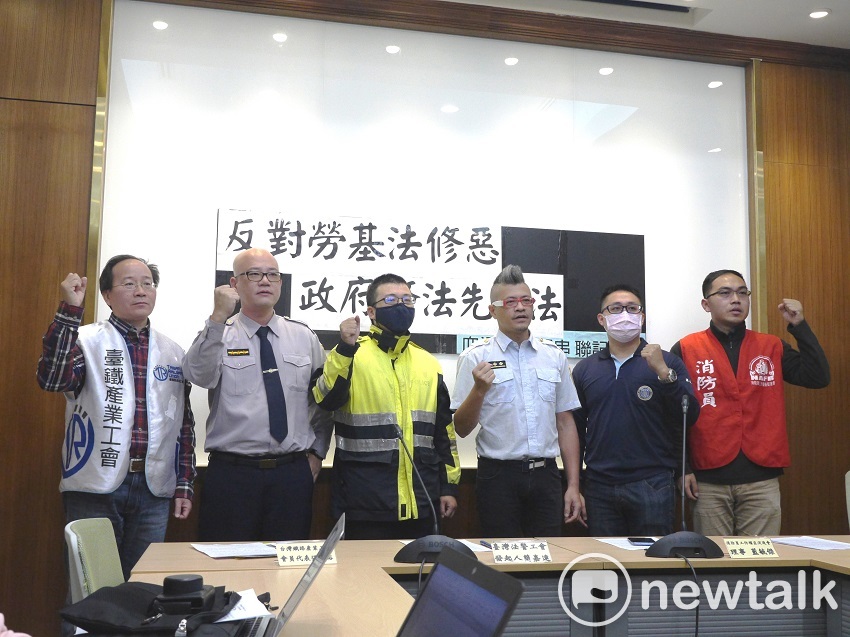 書記官、台鐵、消防、警察與獄政人員等公部門員工，上午在立法院召開記者會，痛批政府極度剝削基層員工，也無法協商，完全沒有任何彈性，遑論要給予民眾保障，根本就是打假球。 圖：趙婉淳／攝