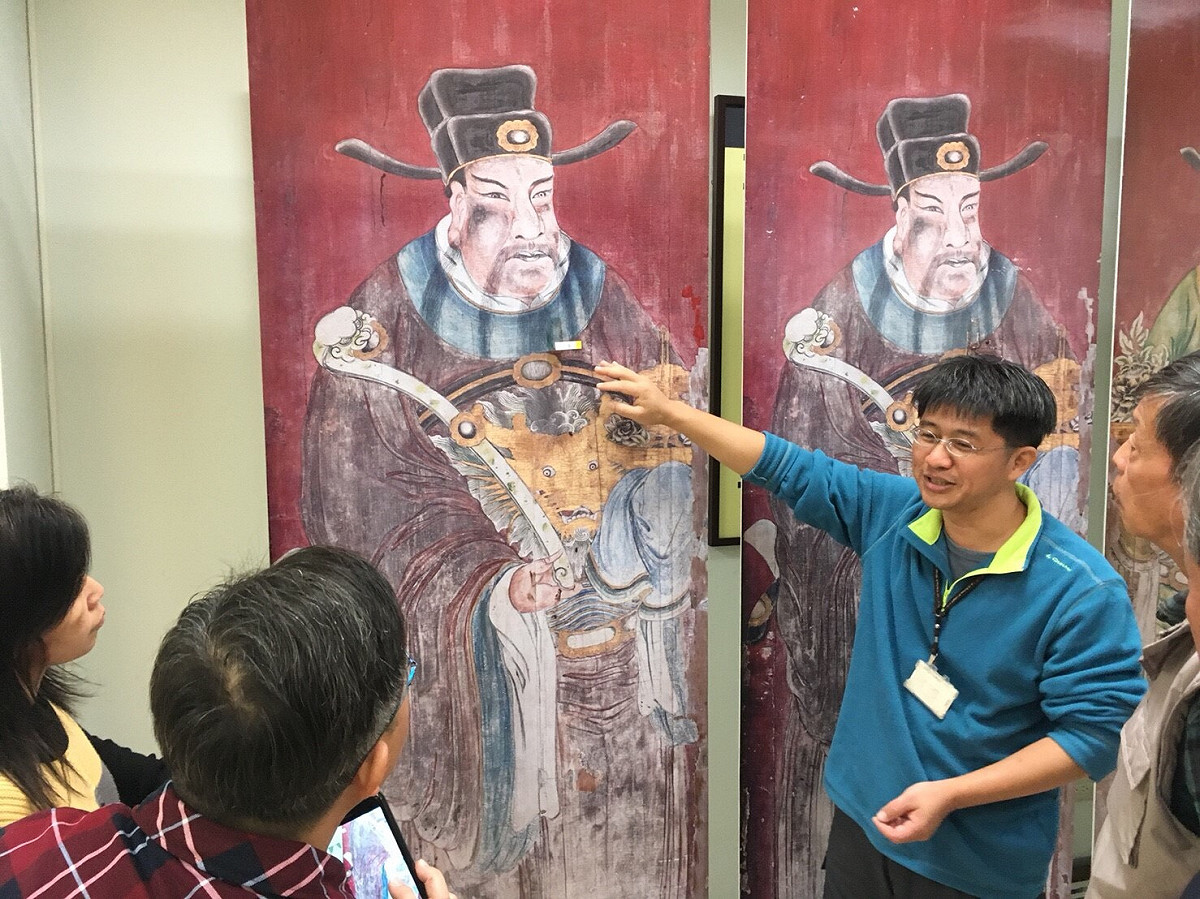 彰化縣鹿港龍山寺彩繪門神，已由文化部文資局文資中心專家進行修護。 圖:彰化縣文化局／提供