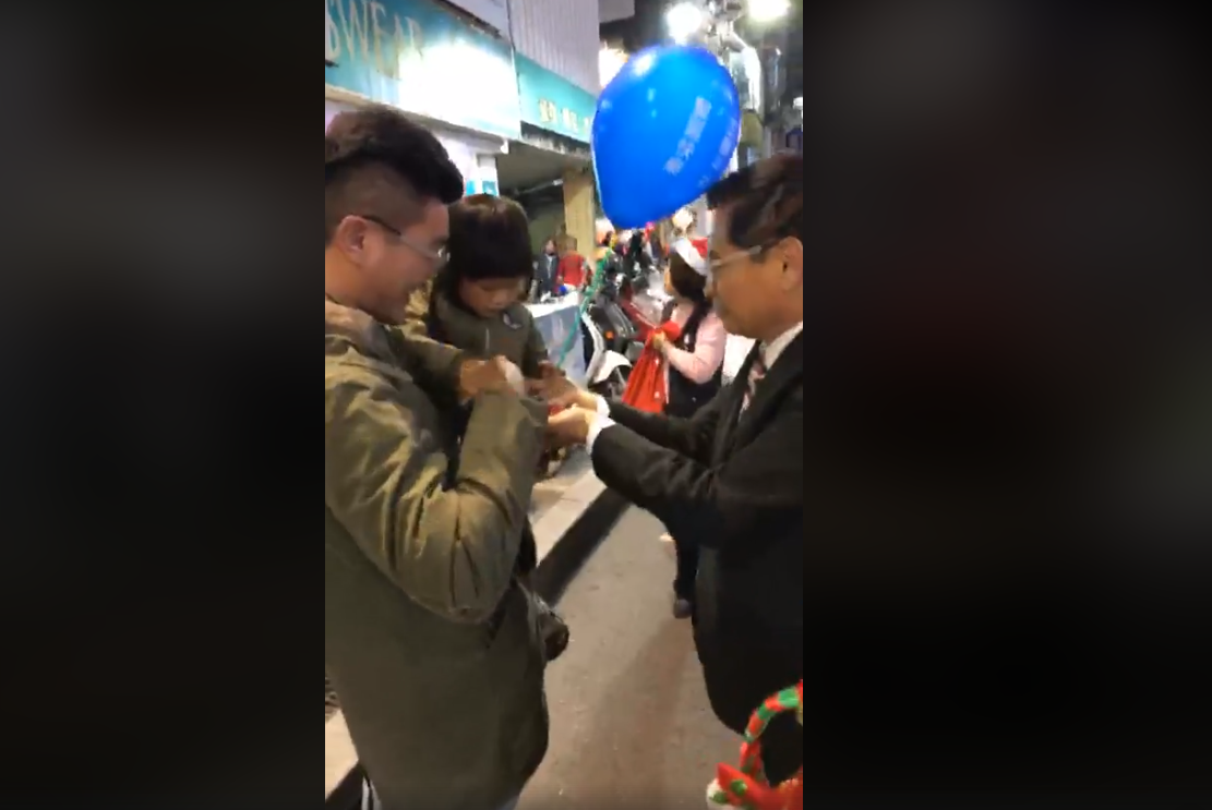 聖誕佳節即將來臨，嘉義今(22)在嘉義車站前舉辦點燈儀式。 圖：擷取自涂醒哲臉書直播