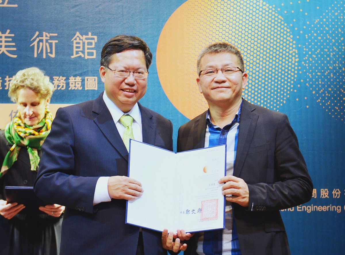 為了讓各建築師團隊在競標過程更能用心發揮，對於入選第一階段競圖的團隊將提供獎金。經過國內外專家連續3天的充分討論，最後有4個團隊入選，包括：曾永信建築師事務所、石昭永建築師事務所與共同投標廠商株式會社山本理顯設計工場、劉培森建築師事務所、潘冀聯合建築師事務所。這4個團隊將參與明年3月初的第二階段評選， 圖：桃園市政府／提供