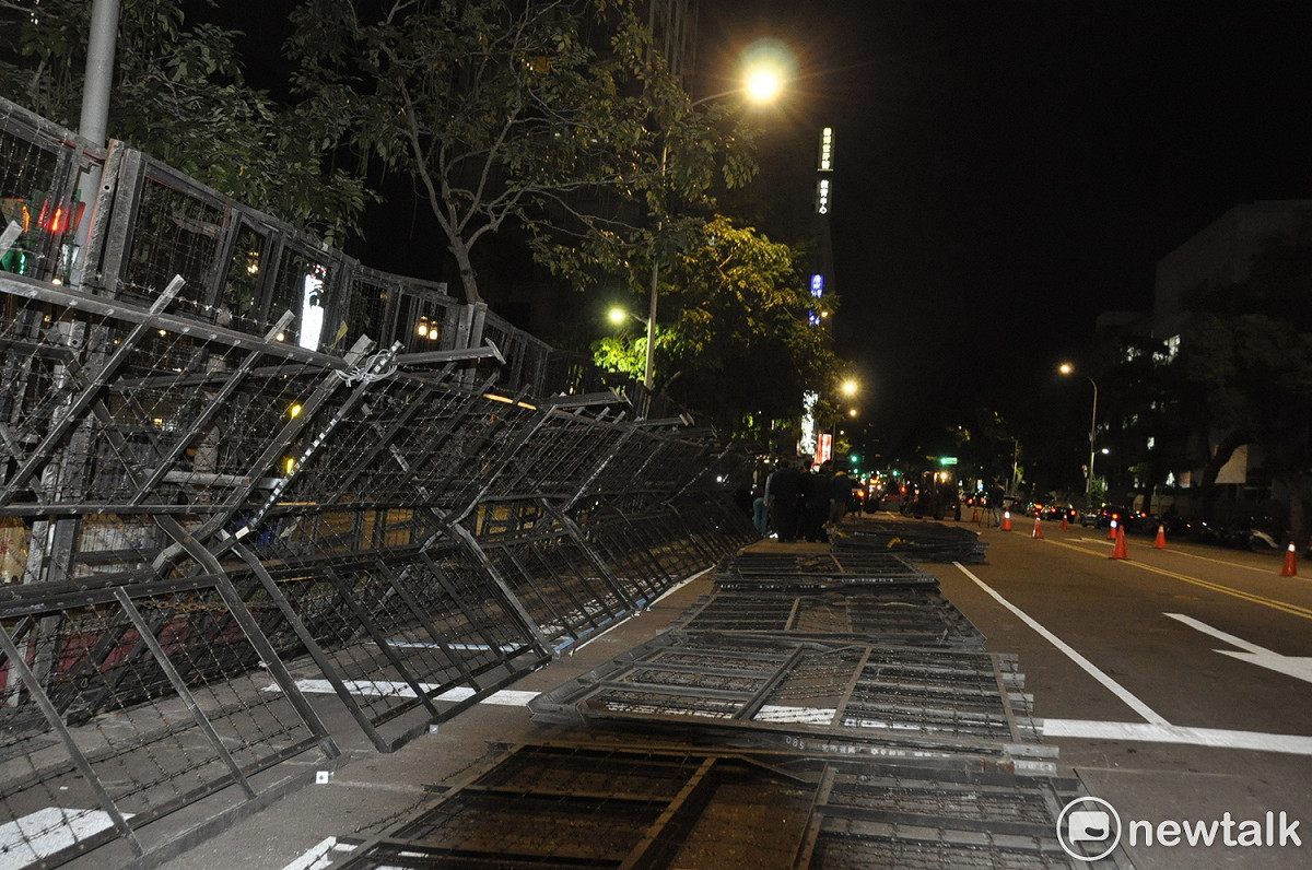 警方從今（22）日晚間加強戒備，並在北平東路上的民進黨部、行政院、立法院周圍加設拒馬與蛇籠。 圖：陳香蘭/攝