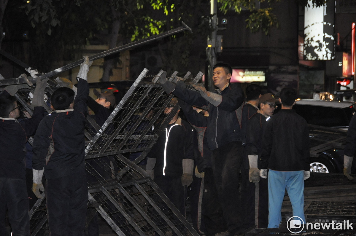 警方從今（22）日晚間加強戒備，並在北平東路上的民進黨部、行政院、立法院周圍加設拒馬與蛇籠。 圖：陳香蘭/攝