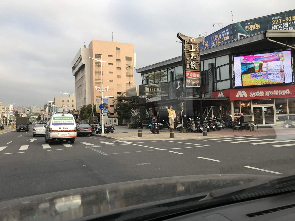 李允傑清晨站在路口石樁拜票，被網友拍下貼上Line群組。取自Line群組 取自Line群組
