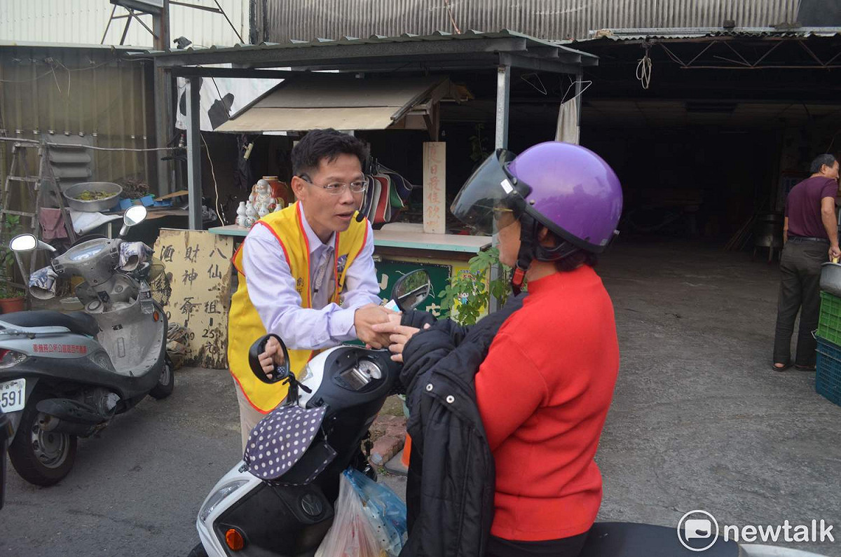 李允傑在街頭拜票，爭取民眾支持。 蔡坤龍/攝