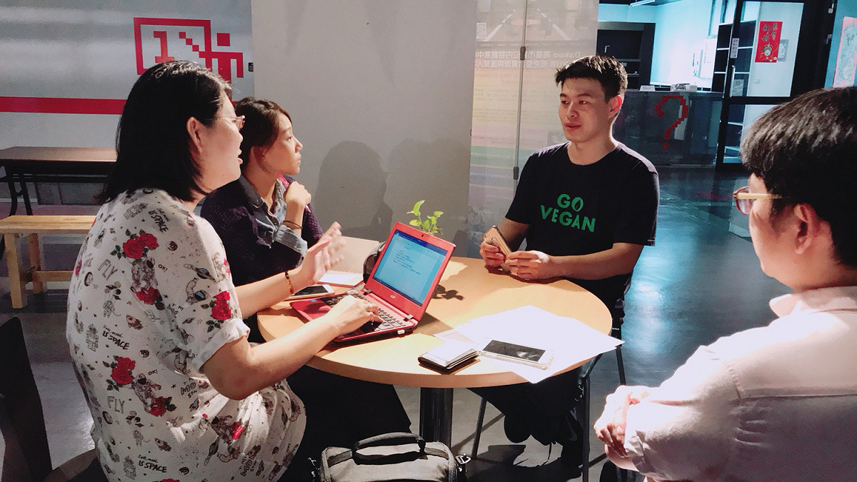點子行動科技股份有限公司執行長鄭宇哲（圖右二）與團隊成員交流討論。 圖：教育部／提供