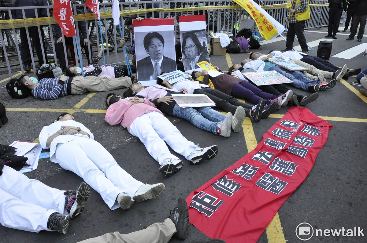 來自各地的醫護人員平躺在立法院群賢樓外，抗議、呈現過勞後的處境。 圖：陳香蘭／攝