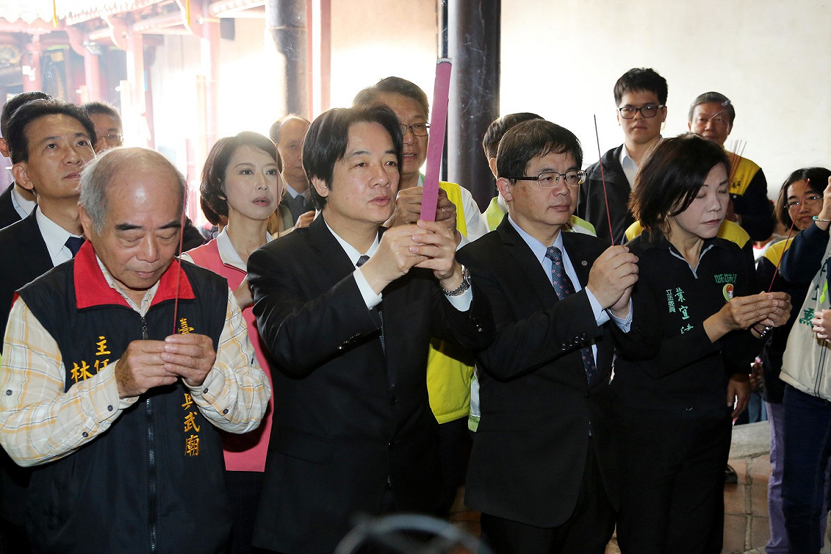 行政院長賴清德今(23)日在台南代理市長李孟諺等人陪同下，赴祀典武廟及大天后宮參拜祈福。 圖：台南市政府/提供