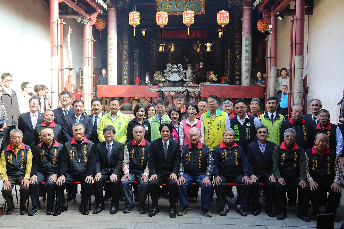 行政院長賴清德今(23)日在台南代理市長李孟諺等人陪同下，赴祀典武廟及大天后宮參拜祈福。 圖：台南市政府/提供