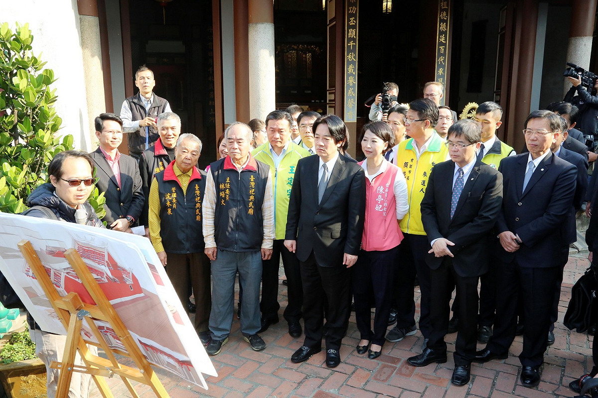 行政院長賴清德今(23)日在台南代理市長李孟諺等人陪同下，赴祀典武廟及大天后宮參拜祈福。 圖：台南市政府/提供