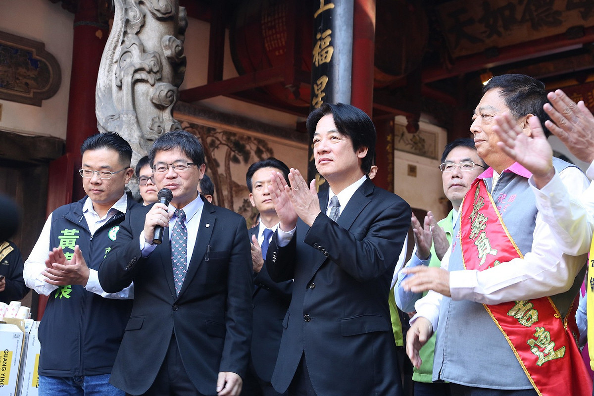 行政院長賴清德今(23)日在台南代理市長李孟諺等人陪同下，赴祀典武廟及大天后宮參拜祈福。 圖：台南市政府/提供