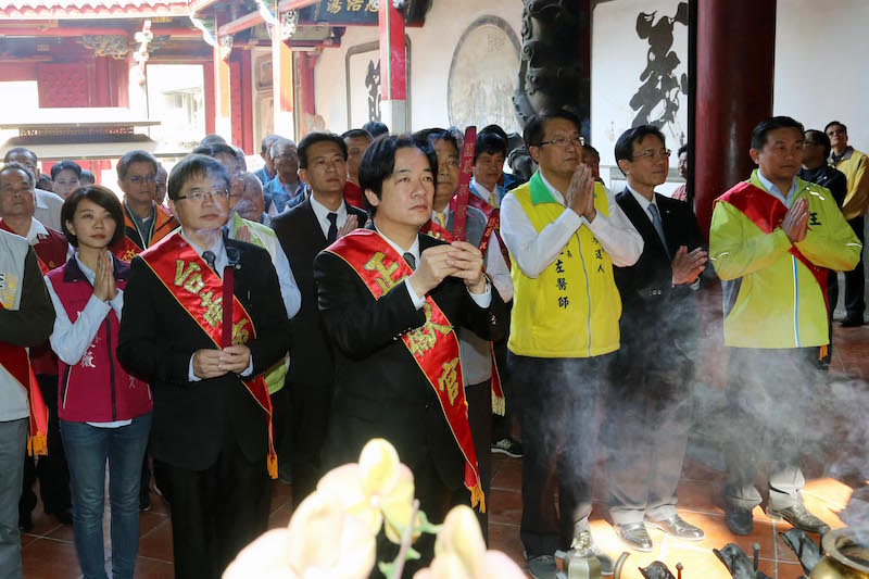 行政院長賴清德今(23)日在台南代理市長李孟諺等人陪同下，赴祀典武廟及大天后宮參拜祈福。 圖：台南市政府/提供