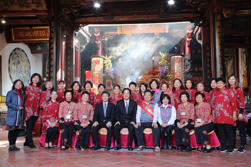行政院長賴清德今(23)日在台南代理市長李孟諺等人陪同下，赴祀典武廟及大天后宮參拜祈福。 圖：台南市政府/提供