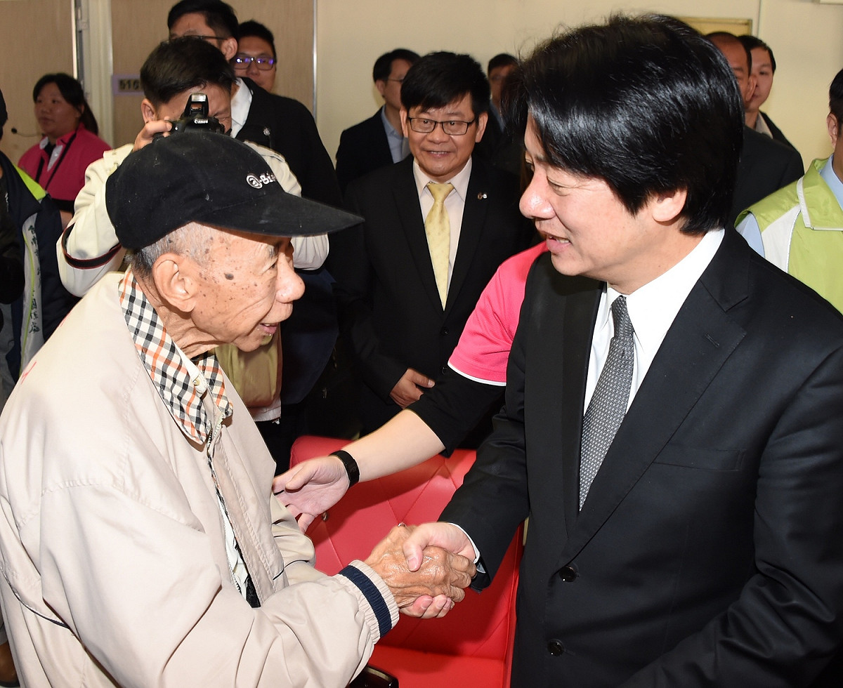 行政院長賴清德今（23）日上午參訪台南市長照2.0照顧據點悠然綠園。 圖：行政院/提供