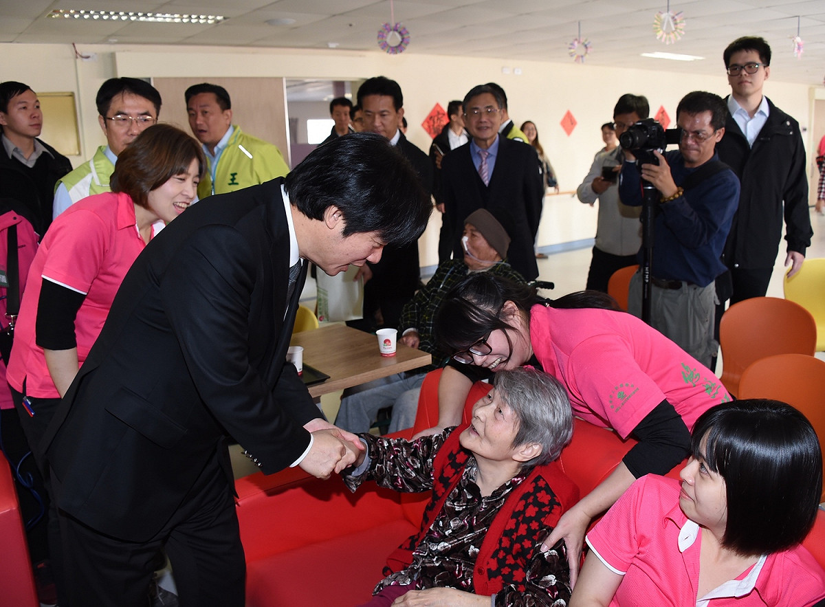 行政院長賴清德今（23）日上午參訪台南市長照2.0照顧據點悠然綠園。 圖：行政院/提供