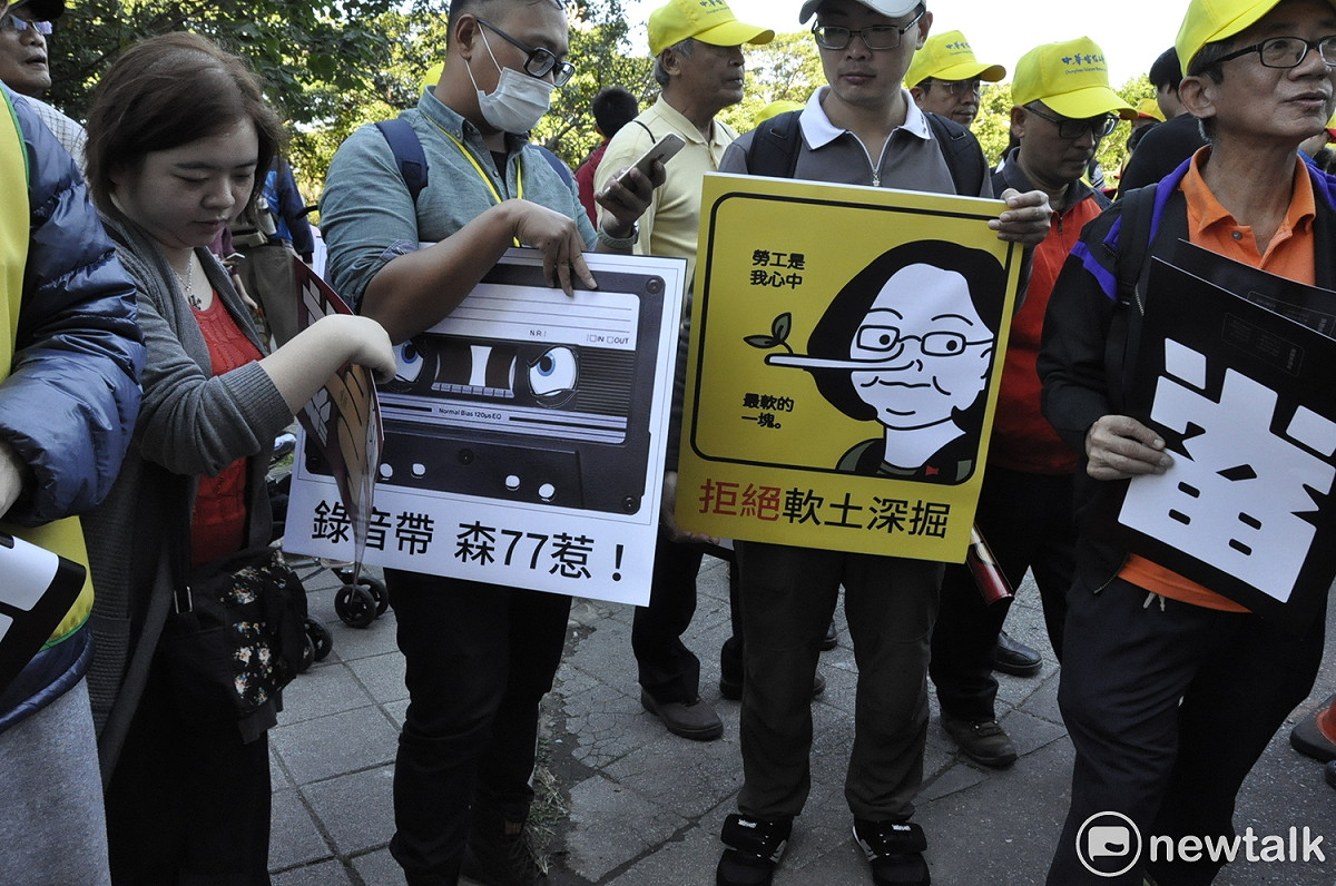 民眾手拿標語「拒絕軟土深掘」。 圖：陳香蘭/攝