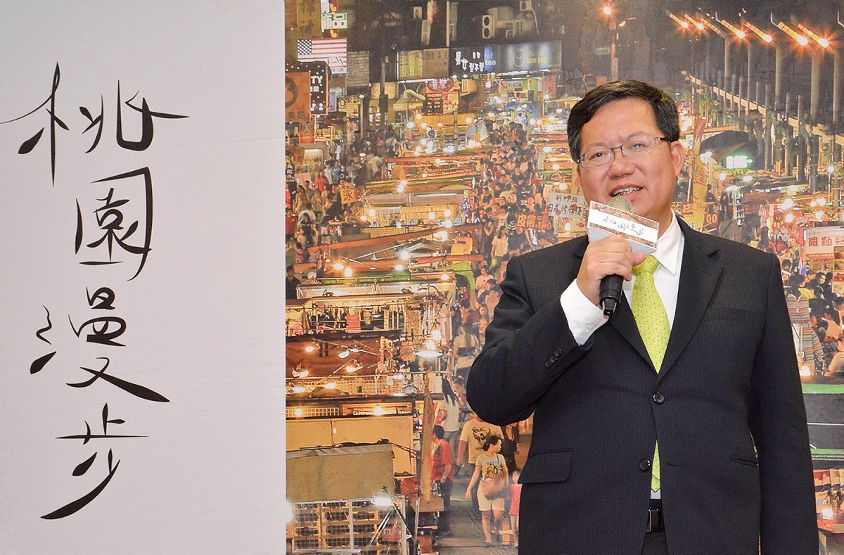 鄭文燦欣賞「人文行旅」優選作品「人生好YES」時說，拍攝地點為中壢夜市，一般夜市讓人聯想到的是嘈雜，但透過攝影作品來看，可以發現夜市寧靜的美感。 圖：取自桃園市政府網站