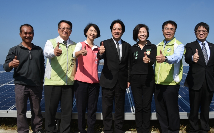 行政院長賴清德今（23）日中午視察城西掩埋場活化－太陽能光電設施。 圖：行政院/提供