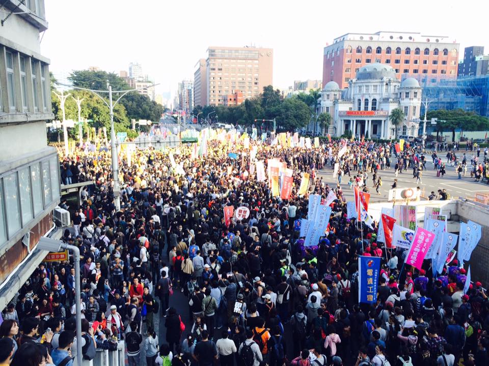 15:35 群眾成功佔領路口 圖：取自陳為廷臉書