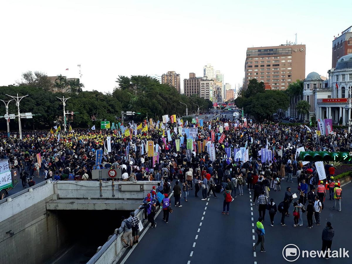 警方把中山南路佔去一半，引發劳團不滿，有人與警方衝突。 圖：陳香蘭/攝