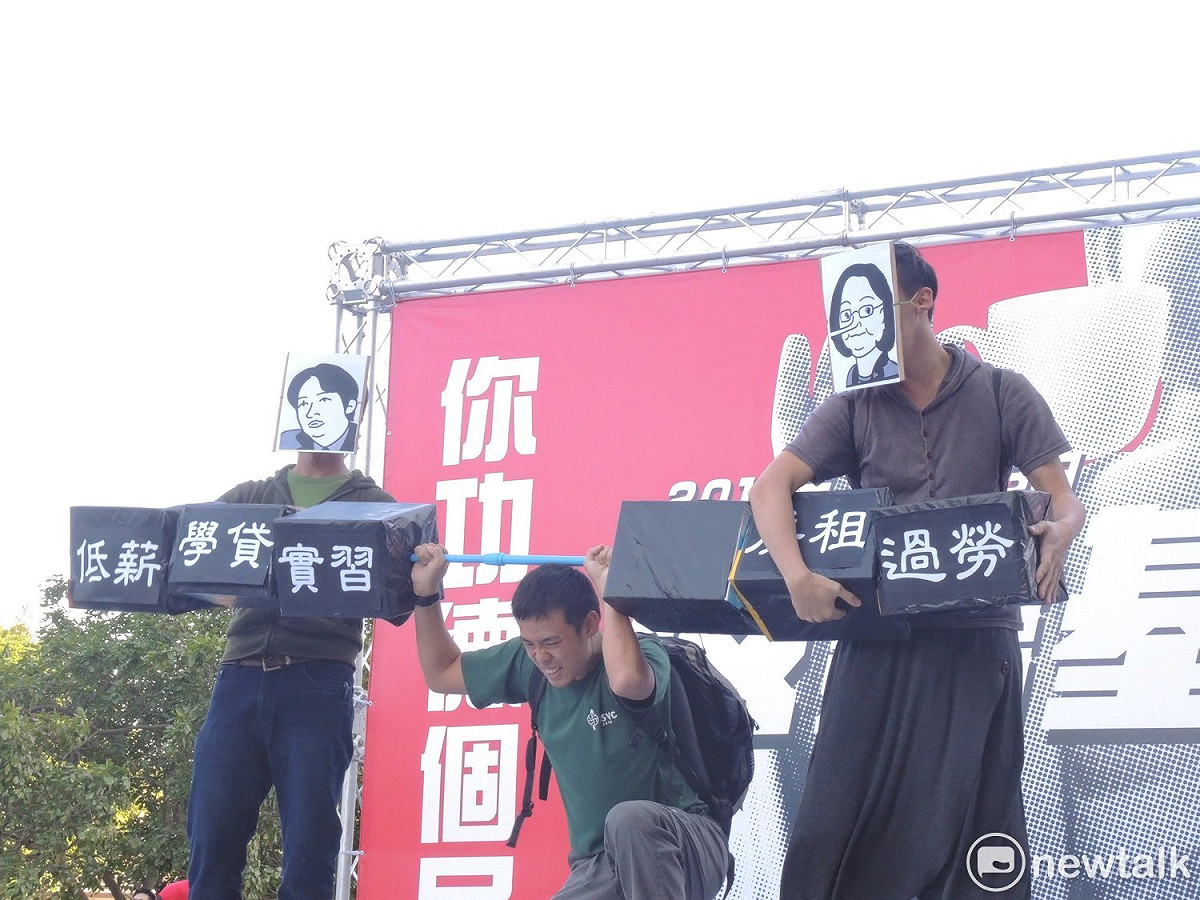青年上演行動劇。 圖：黃韋銓/攝