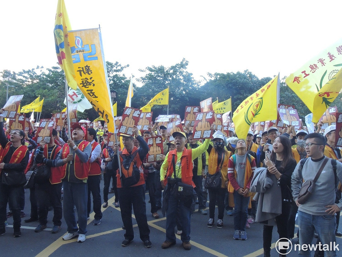 勞團面對民進黨部高喊「我血汗過勞，你功德個屁！」 圖：黃韋銓/攝