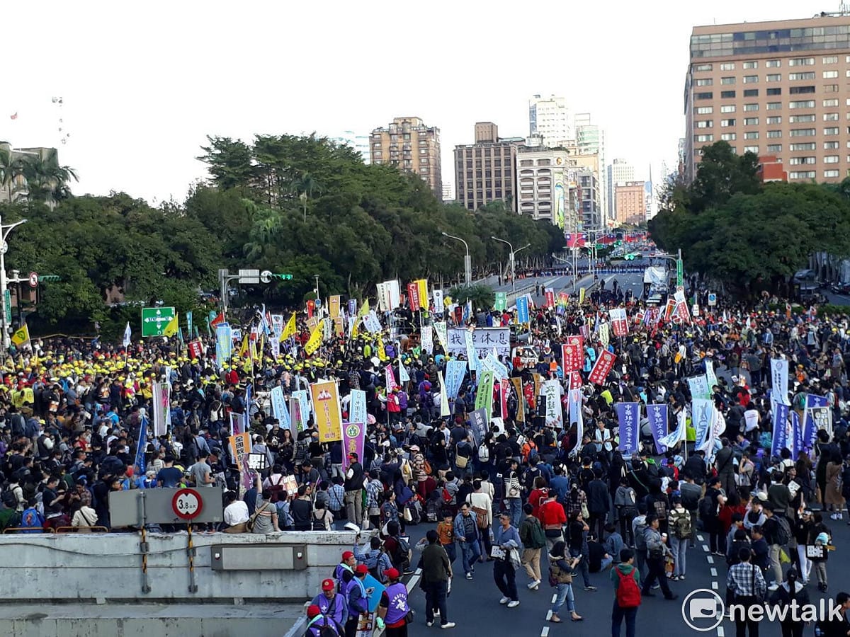 眼見抗議情勢擴大，勞團聲稱得到消息，高層正在行政院開緊急會議。 圖：陳香蘭/攝