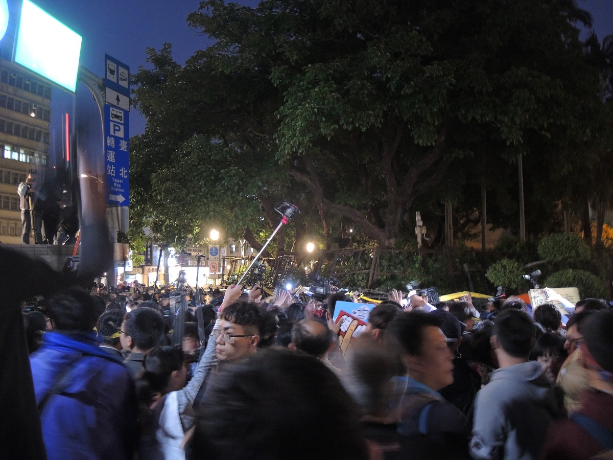 勞團下午5點40分衝撞行政院，與警方嚴重推擠中，傳出零星人員的受傷，受傷的社民黨志工已送醫。 圖：黃韋銓／攝