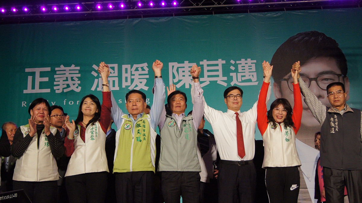 爭取民進黨高雄市長初選出線的陳其邁，今(23)日於岡山區，舉辦《作伙挺其邁》演講會，邀請名嘴吳國棟、立委劉櫂豪演講，高雄市副議長蔡昌達、議員周玲妏、張文瑞、陳政聞、林瑩蓉等人站台相挺。 圖：陳其邁辦公室／提供