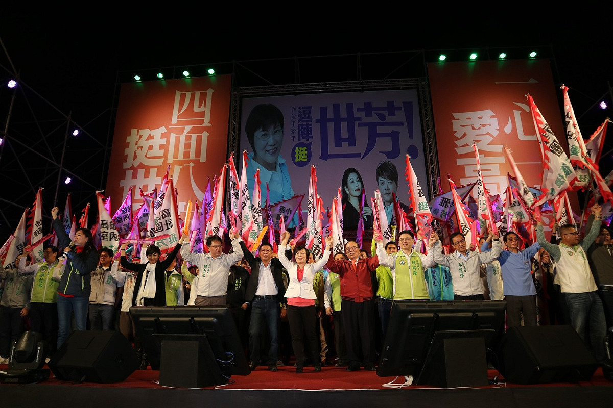 參選民進黨內高雄市長初選的立委劉世芳今(23)日下午在夢時代旁展開《作伙手牽手 逗陣挺世芳》活動，超過三萬人湧入會場，前行政院長張俊雄也現身致詞，現場20多位高雄市籍議員及6位立委邱議瑩、賴瑞隆、李坤澤等都到場站台，更有百工百業上台揮旗宣示力挺，現場旗海飄揚，營造團結氣勢。 圖：劉世芳服務處/提供