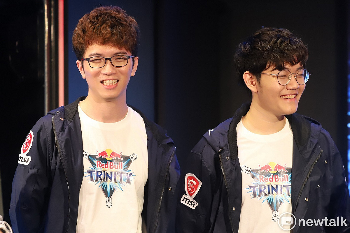 今（23）日由知名機能性飲料品牌紅牛所舉辦的「Red Bull Trinity」登場，主辦也特別邀請了台灣職業電競隊伍閃電狼進行與觀眾同樂的表演賽，最後由MMD&amp;Betty隊伍奪勝。 圖：蔡幸秀/攝