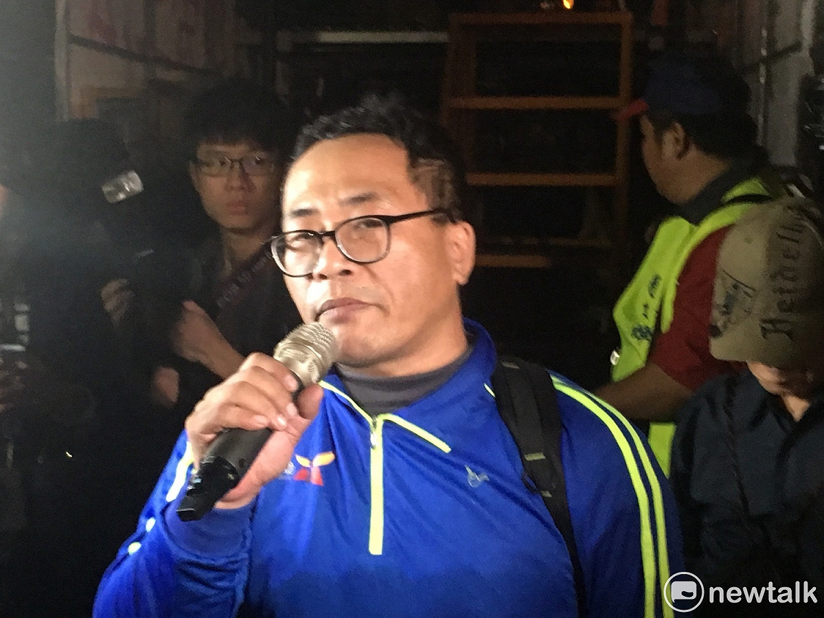 行動總指揮黃育德再度宣布解散，下次戰場是明年1月5日的立法院臨時會院會，「到時街頭再見！」 圖：黃韋銓/攝