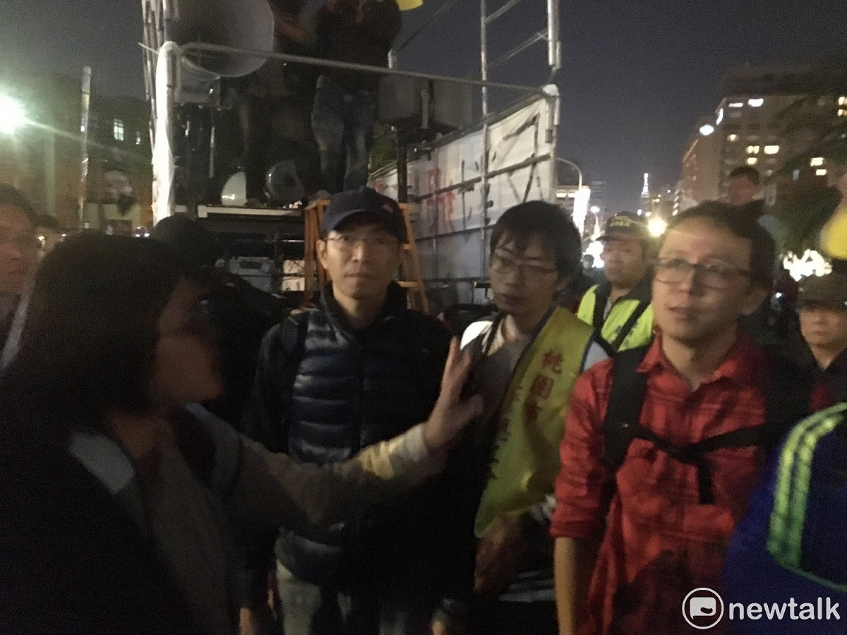 即使在毛振飛決策圈中的台灣高教產業工會研究員陳伯謙認為應該留下，並宣布有意願留下的民眾可自行留下，之後雙方便在宣傳車後方大吵，陳伯謙憤而離去。 圖：黃韋銓/攝