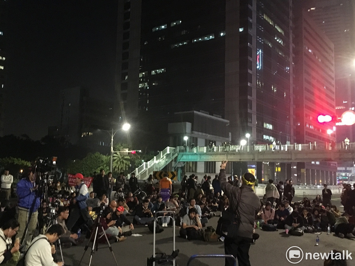 現場約有300名學生與民眾繼續靜坐，不時喊口號，唱歌精神喊話。 圖：黃韋銓/攝