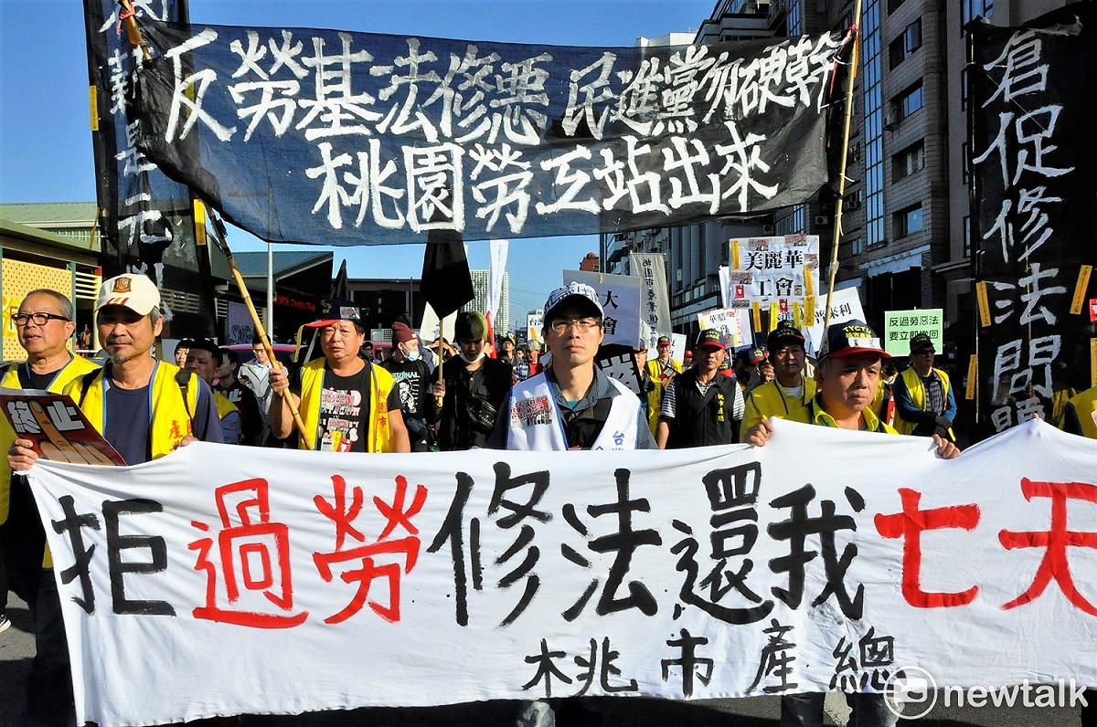 拒過勞，還我七天假。勞團抗議一例一休修法。 圖:陳香蘭／攝（資料照片）