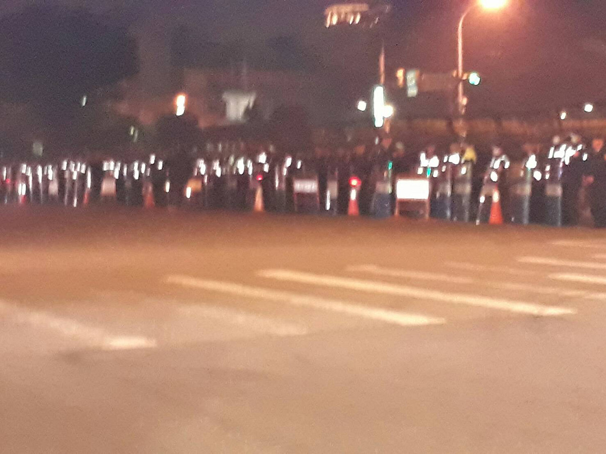 大批警力在凱道及公園路附近集結。 圖：陳香蘭/攝