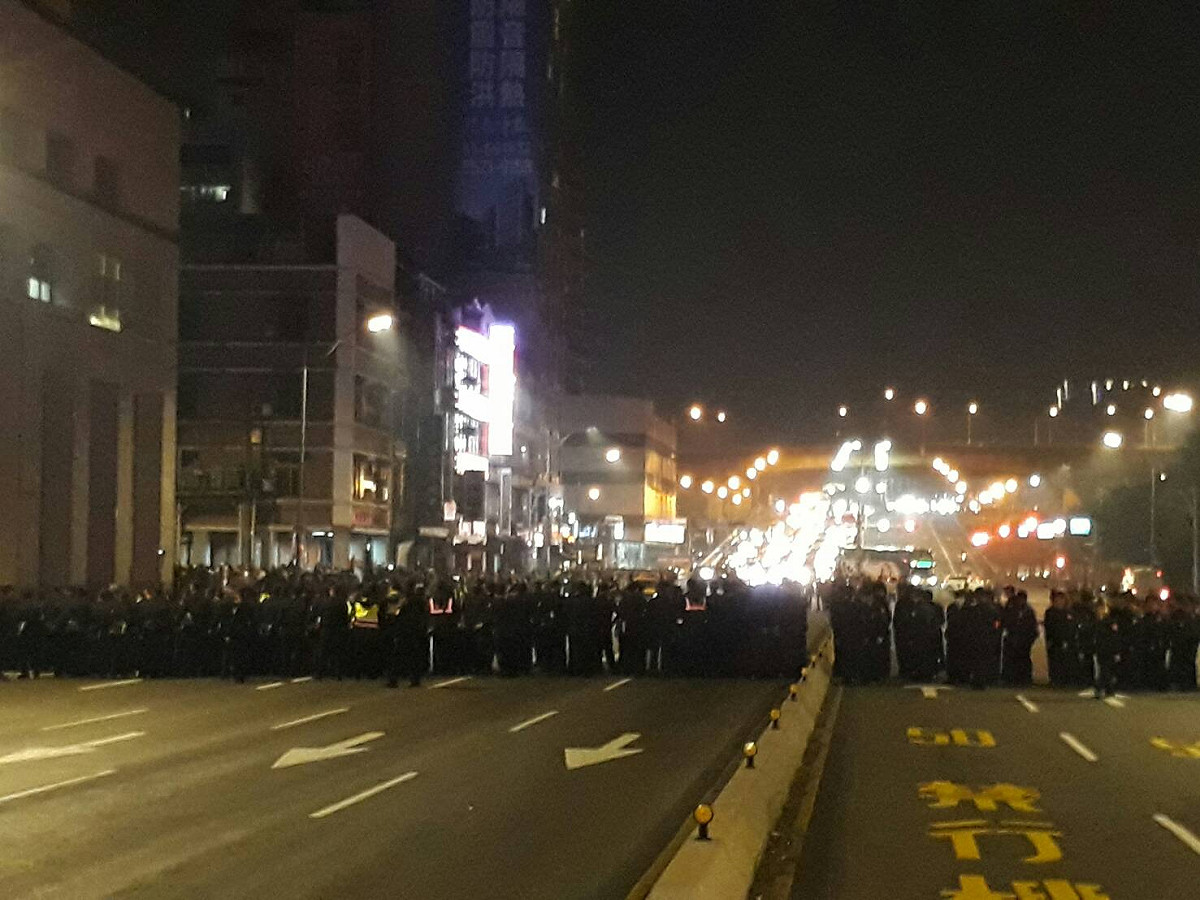 警方在忠孝橋出動大批警力。 圖：陳香蘭/攝