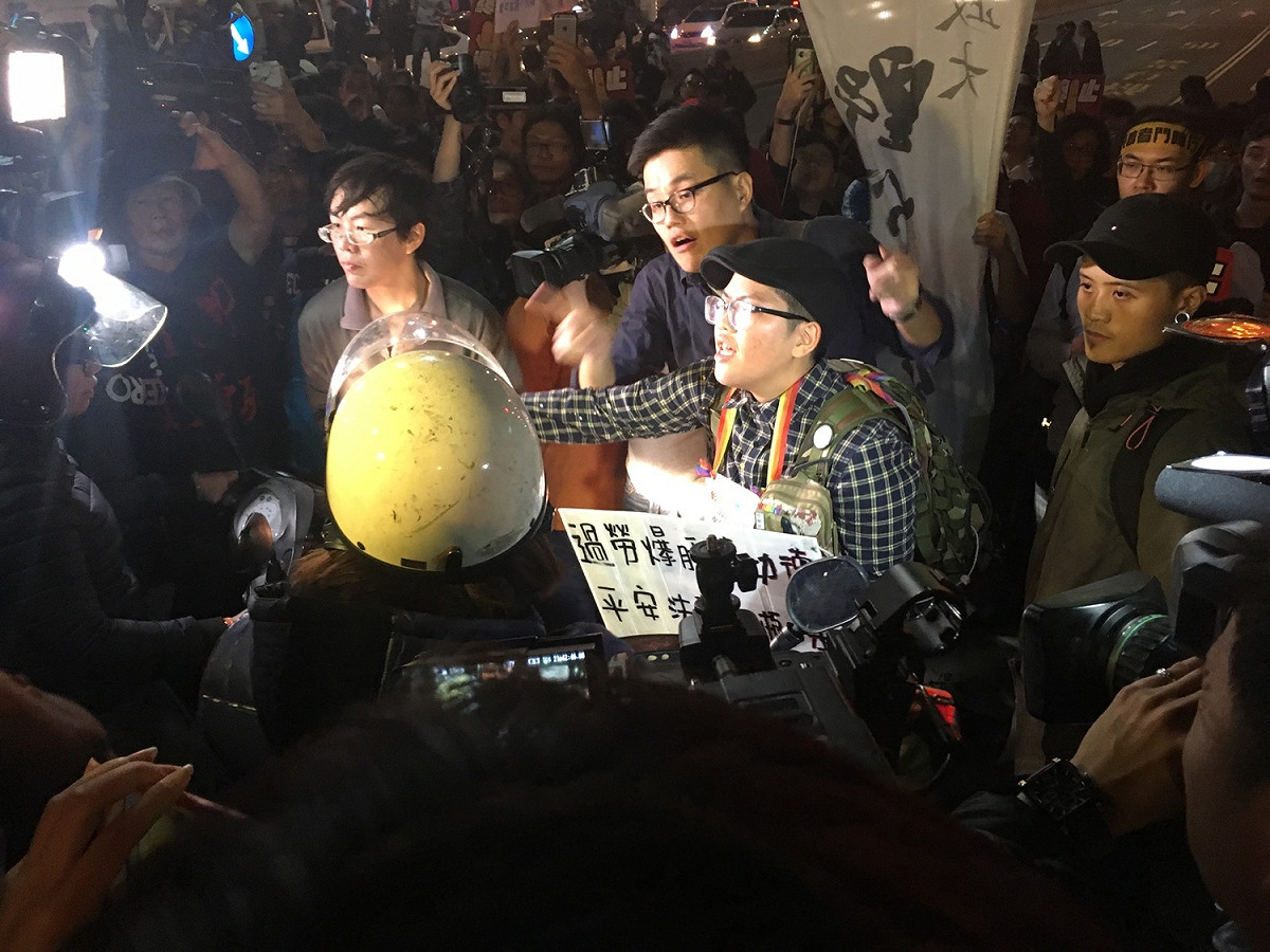 民眾要上忠孝橋，不斷催油門，與學生發生衝突。 圖：黃韋銓/攝